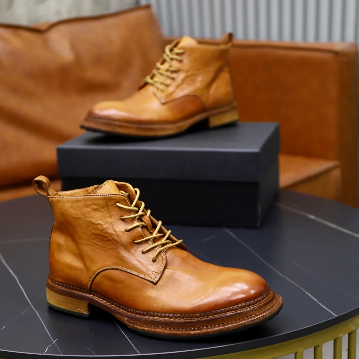 Ex-factory price: 1320💰DG men’s new horse leather work boots! Dongguan's top quality work boots are made of washed horsehide. The body is scratched and distressed. It is a work of hand-rubbing craftsmanship. The collar is wrapped in soft cow leather. It is simple and beautiful, fashionable and casual. It is equipped with a full cowhide lining and embossed logo feet. It is matched with a combination of genuine leather and zigzag rubber outsole. Look at the details of the leather material. If you pursue high quality, check it out! Extremely comfortable! Comes with original box and dust bag! Size: 38-39-40-41-42-43-44 standard leather shoe size